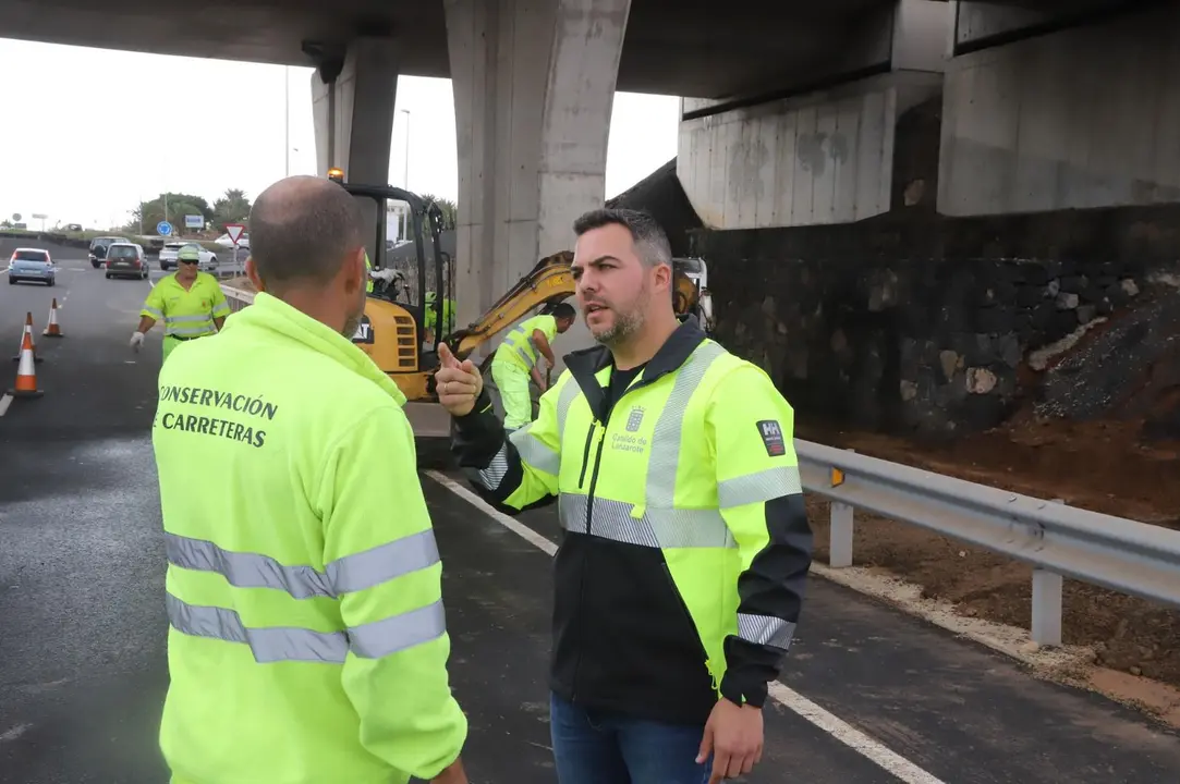 El vicepresidente y responsable de Obras junto a trabajadores de carreteras