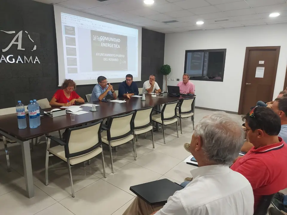 El alcalde de Puerto del Rosario, David de Vera, y el concejal de Industria y Energía, Juan Manuel Verdugo