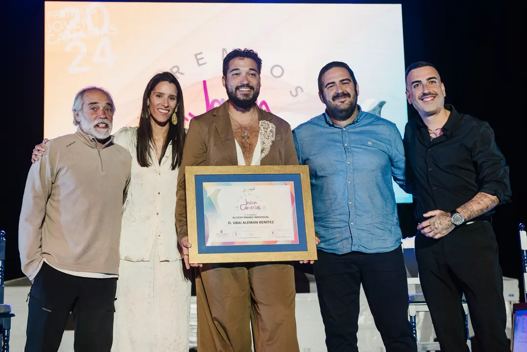 Ubay Alemán recibiendo la distinción