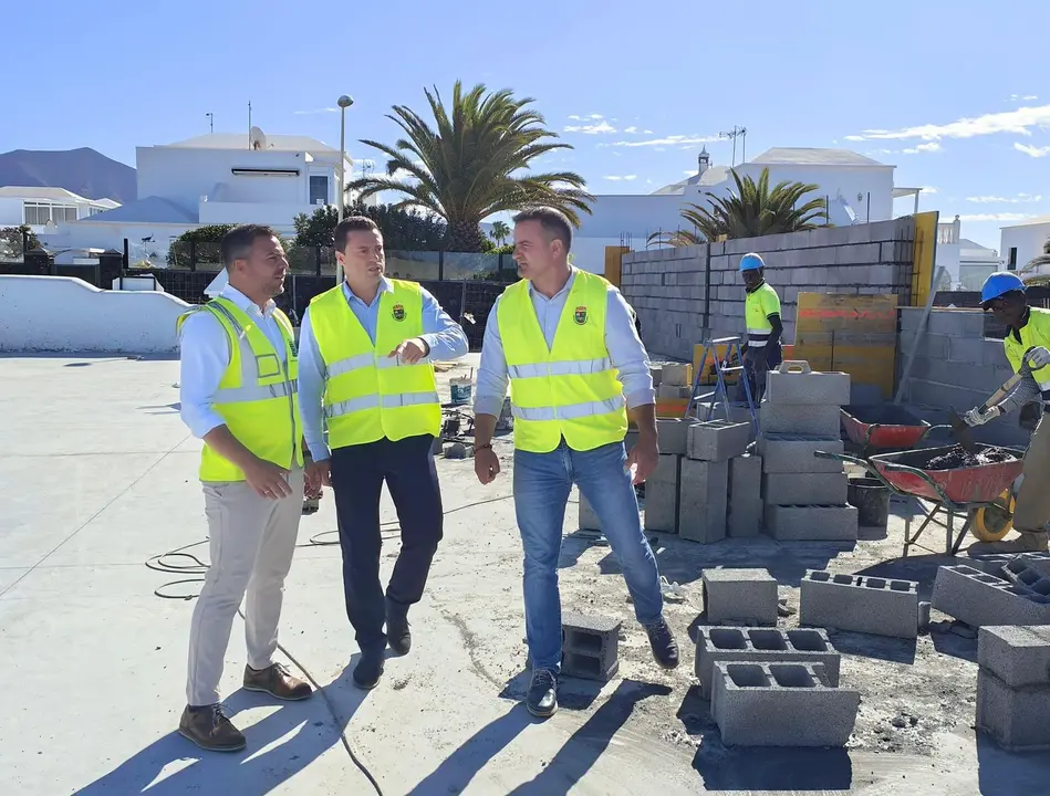 Jacobo Medina visita las obras de Playa Blanca