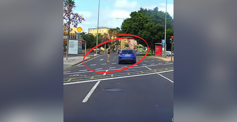 Un conductor casi atropella a un peatón en Las Palmas de Gran Canaria tras saltarse un semáforo en rojo