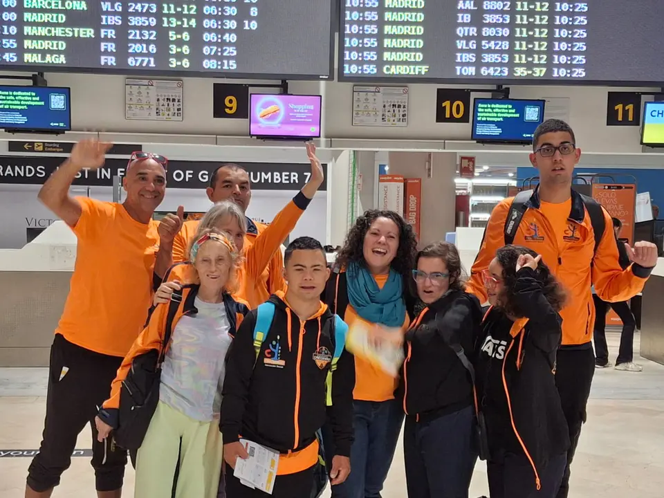 Atletas, entrenadores y familiares en el aeropuerto César Manrique, Lanzarote