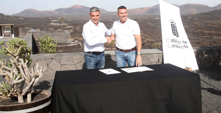 El consejero de Agricultura, Ganadería, Pesca y Soberanía Alimentaria del Gobierno de Canarias, Narvay Quintero, y el presidente del Cabildo de Lanzarote, Oswaldo Betancort