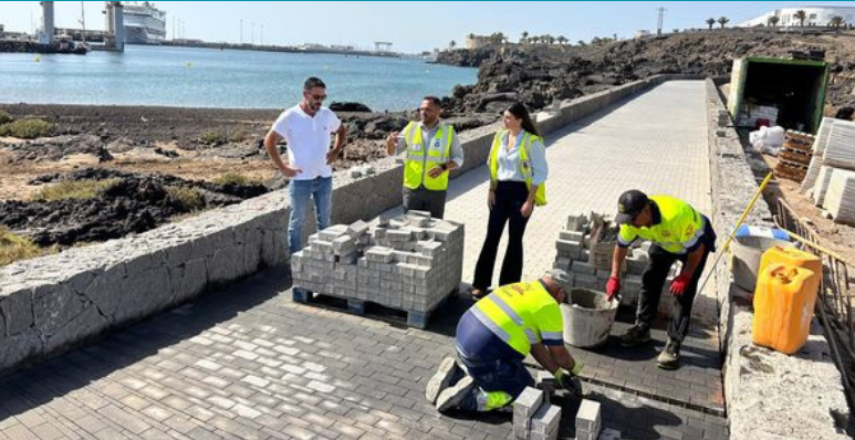 El alcalde Yonathan de León, y la concejala de Playas. Davinia Déniz, con el encargo de la empresa constructora en una visita reciente a la playa de La Arena