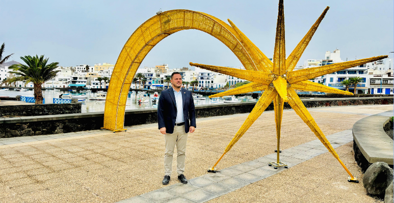 El alcalde Yonathan de León junto a una gran estrella de Navidad en la zona de La Puntilla, donde nación Arrecife como puerto y ciudad
