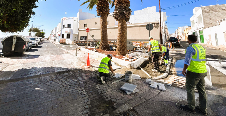 Yonathan de León visita los trabajos de mejorar la accesibilidad de espacios públicos y cruces de calles del barrio de Argana Baja