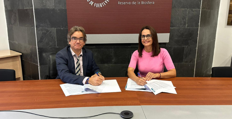 La Consejera de Industria, Lolina Negrín, firmando un convenio de colaboración con la Fundación Ecca Social