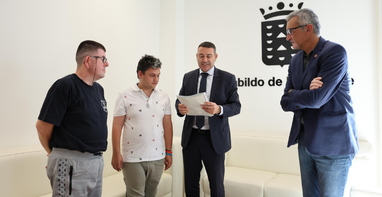 El presidente del Cabildo, Oswaldo Betancort, junto con el consejero de Bienestar Social, Marci Acuña, junto a dos representantes del programa de autogestores de Adislan
