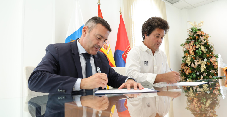 Oswaldo Betancort y el presidente de la UD Lanzarote, Juan Carlos Albuixech