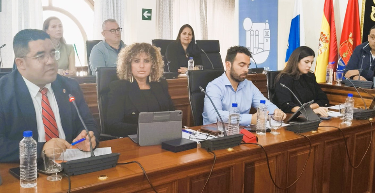 El concejal de Seguridad y Emergencias, Kevin Cortés (primero por la izquierda) durante su intervención hoy en el pleno. Al fondo (derecha de la image) el coordinador Técnico de Protección Civil