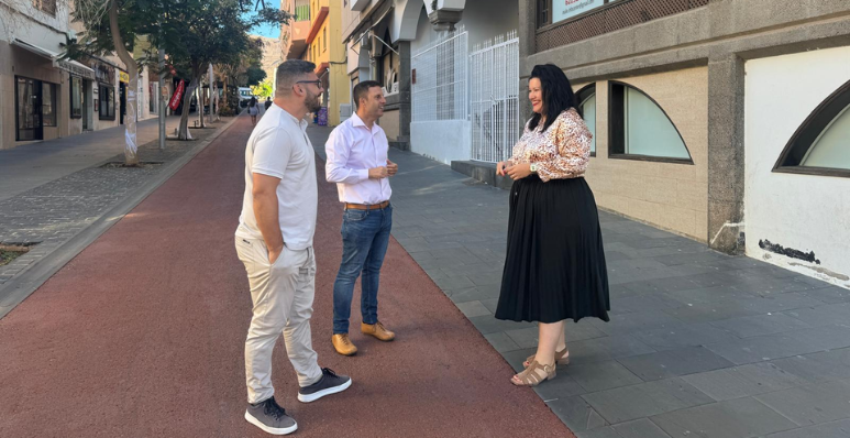 El alcalde de Pájara, Alejandro Jorge, junto a la concejala de Cultura Raquel Acosta y el concejal de Comercio Juan José Viera