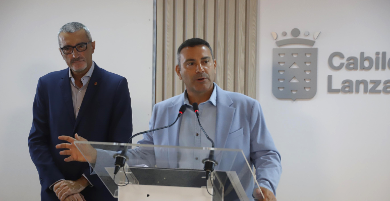 El presidente del Cabildo de Lanzarote, Oswaldo Betancort y el consejero de Bienestar Social e Inclusión, Marci Acuña