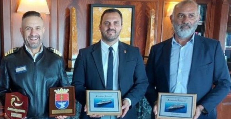 Imagen del verano pasado donde el alcalde de Arrecife compartió acto oficial , con Aitor Galán, en la entrega de metopa a un crucero en su primera escala en la ciudad de Arrecife