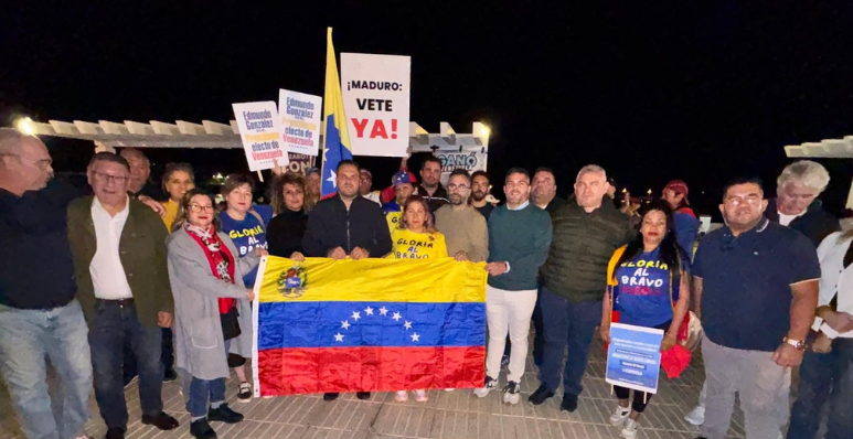 El alcalde de Arrecife, junto al teniente de alcalde, el vicepresidente del Cabildo, y varios concejales del grupo de Gobierno de Arrecife ( PP y CC) anoche en el acto de apoyo a Edmundo González