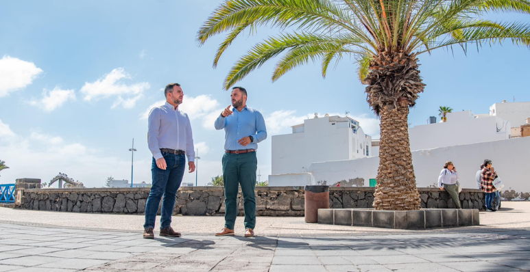El alcalde de Arrecife, Yonathan de León, y el vicepresidente del Cabildo, Jacobo Medina, en la zona de las Cuatros Esquinas donde se inician las obras de pluviales