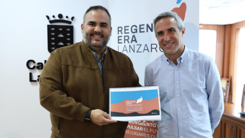 Samuel Martín, consejero de Paisaje, Medio Ambiente y Reserva de la Biosfera del Cabildo de Lanzarote y Ramón Romero, fundador del grupo BeForGet